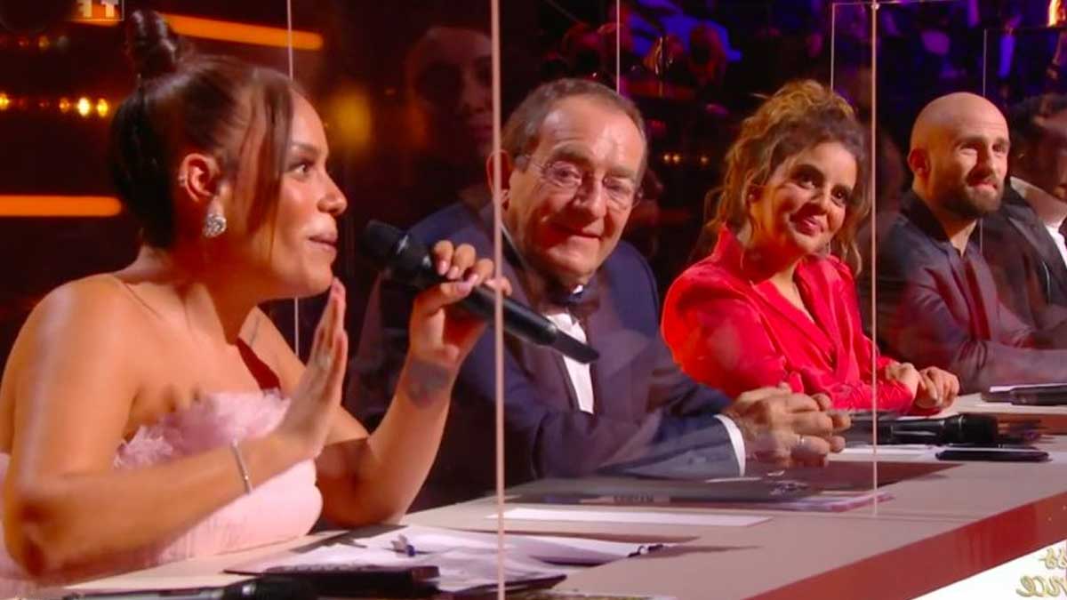 Amel Bent enceinte, sublime et incendiaire en tenue rose, épaules dénudées au concours Miss France !